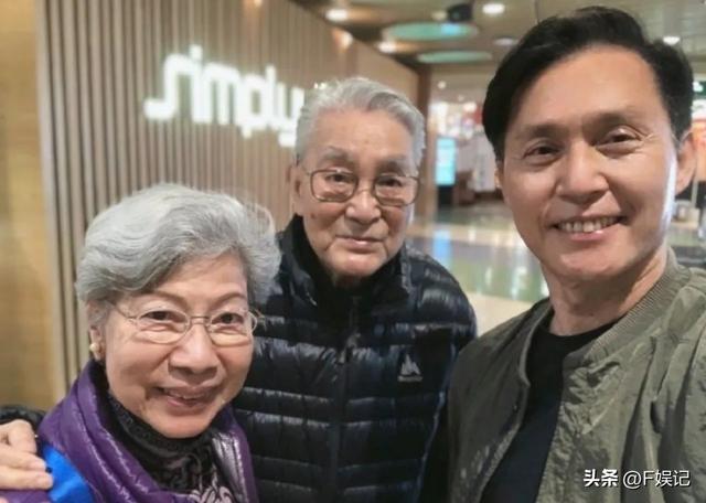 张国强开心约上息影的周骢喝早茶 遇上郑则仕3位老戏骨开心合影