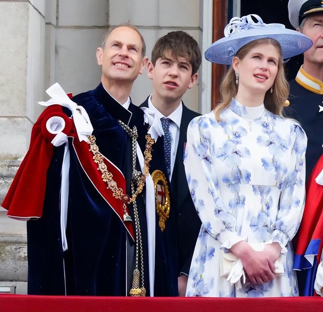 同室操戈！威廉力推堂亲上位，哈里还剩几张底牌？