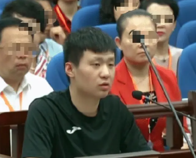 山东于欢案:生母被轮番羞辱,儿子怒捅4人后,千万国人为他求情