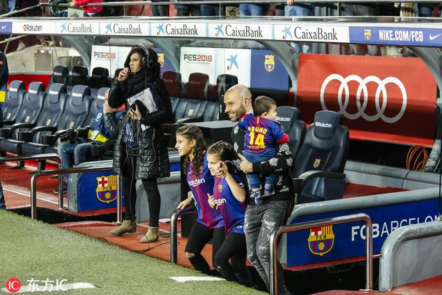 讲不出再见！马斯切拉诺告别诺坎普 全场球迷致敬