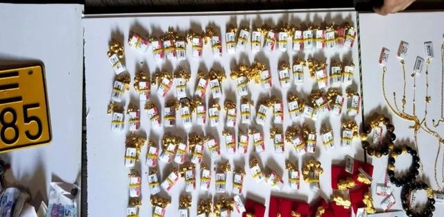 价值100多万！广西一珠宝店被撬盗！现场惊现诡异“雨衣男”……