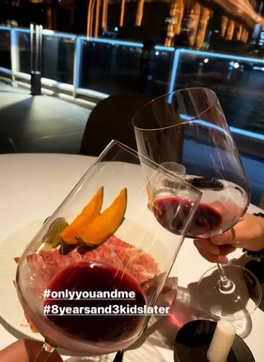 霍启刚与郭晶晶庆结婚八周年，海边烛光晚餐好浪漫，自曝追妻细节