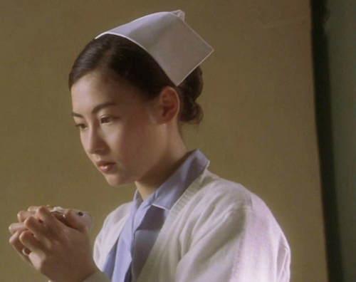 张柏芝晒与弟弟旧照 面容清秀鼻子挺翘