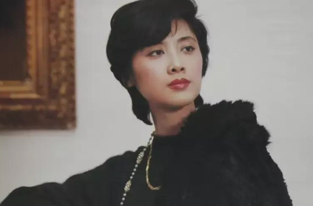 朱琳：嫁给圈外丈夫，结婚43年无儿无女，72岁风采依旧