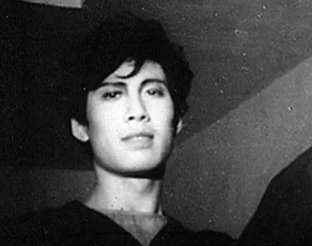 头发花白，衣服全是洞，88岁烟不离手的焦晃，早已走上另一条大道