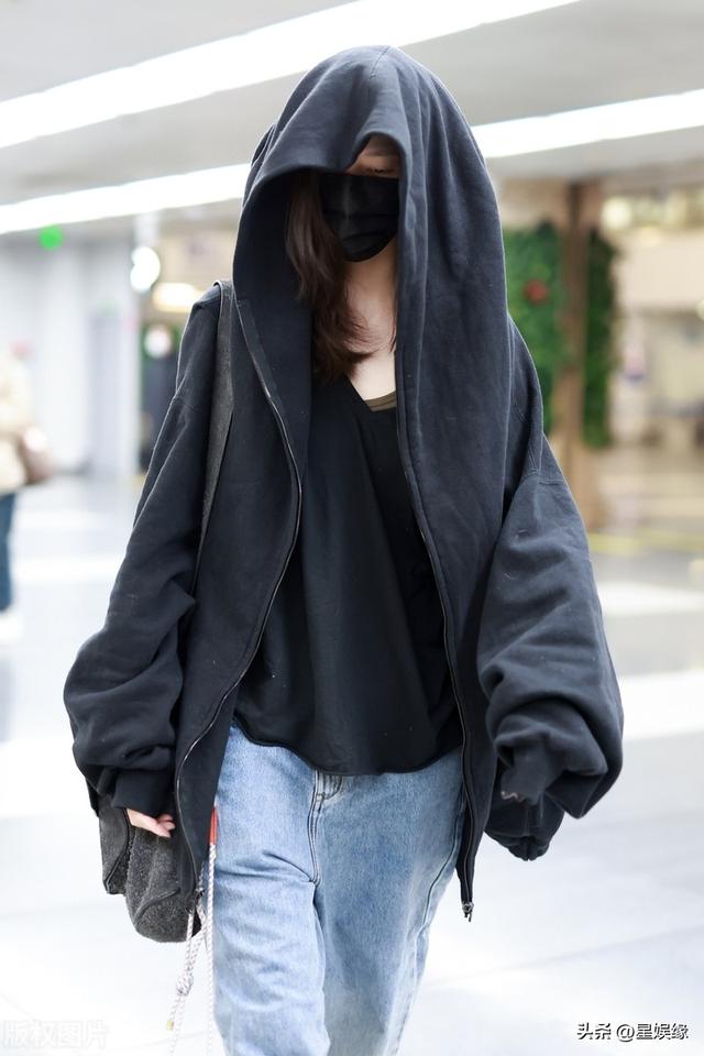 宋妍霏现身北京机场，身穿黑色兜帽外套个性时尚