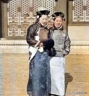 打牌照片(晚清老照片：男男女女挤在一起打麻将，囚徒感觉丢脸躲避镜头)