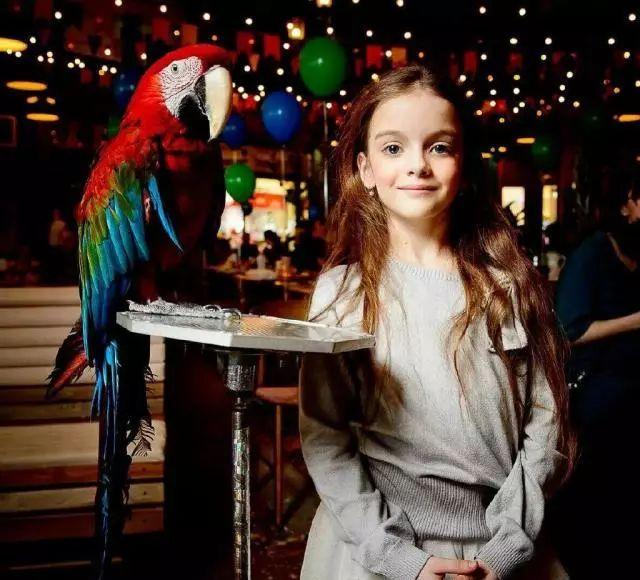 俄罗斯最炽手可热的小童模“米兰”长大了,唯美的洛丽塔就是她本人啦!