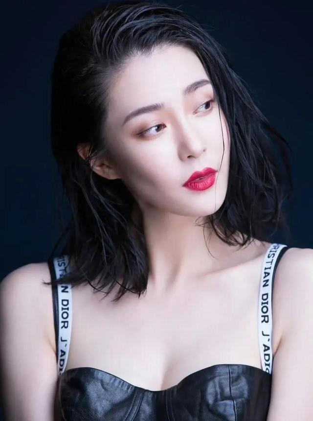 “晶女郎”胡然才是大号水蜜桃，泳装照走光身材劲爆，这谁顶得住