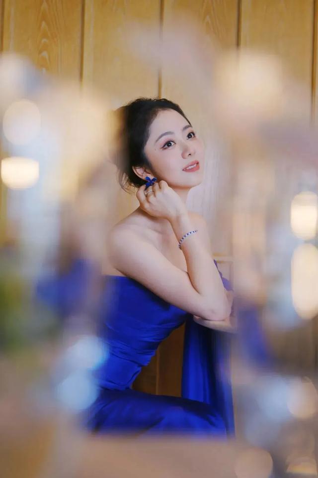 谭松韵丨这套蓝色抹胸裙穿搭好美，美腿小脚丫～