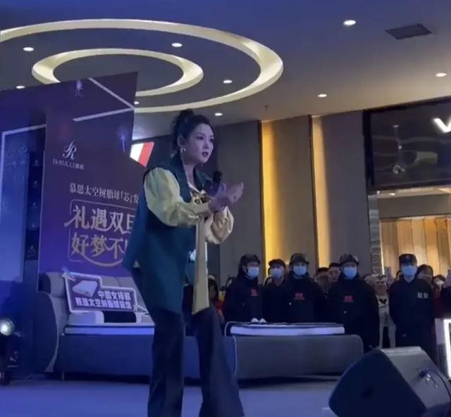 35岁何洁现身商演捞金，身材圆润脸部发福，养三娃不易四处走穴