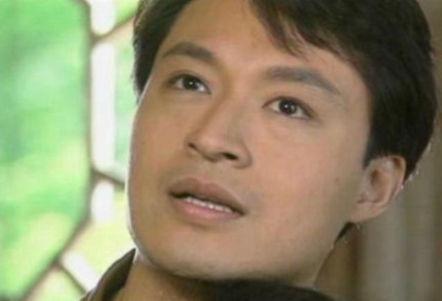 60岁马景涛来内地捞金，弯腰感谢网红显谦卑，美女相伴喝到脸通红