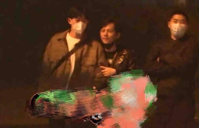 何炅曾为费启鸣开公司？两家公司注册地址相同，多次同框被拍