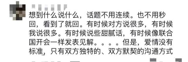 “你说（嚼嚼嚼），学校门口的（嚼嚼嚼）鸡公煲（嚼嚼嚼），咋这么好吃呢”