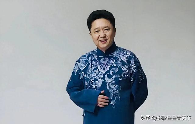 笑麻了！相声演员于谦街拍照片曝光，网友抖出各种搞笑包袱