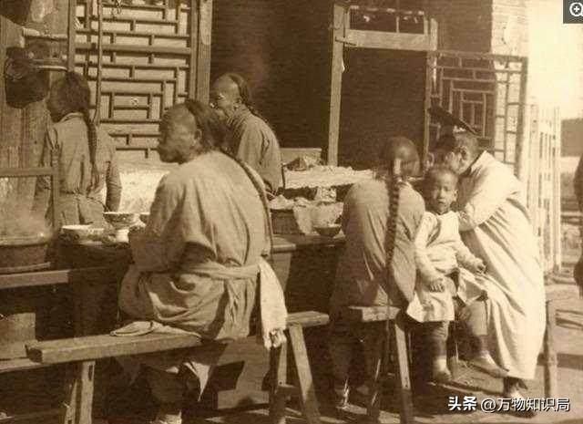 晚清老照片：男男女女挤在一起打麻将，囚徒感觉丢脸躲避镜头