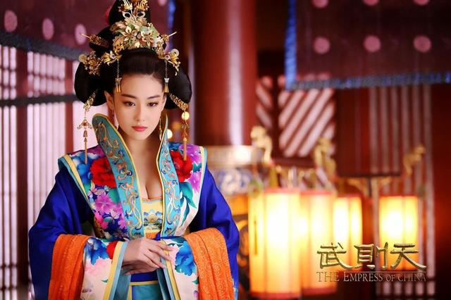 前有吴卓羲晒床照，后有李晨送石心，35F张馨予傲人身材惹人爱