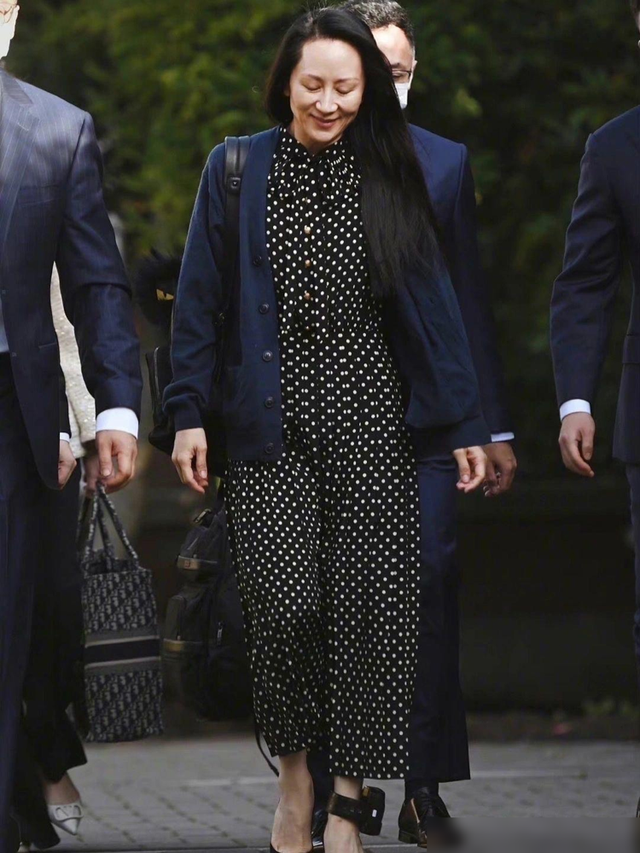 看了董卿,再看孟晚舟:才发现有品位的女人,都不穿短裙配丝袜