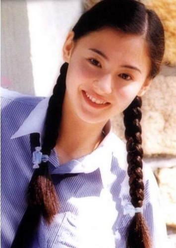 张柏芝晒与弟弟旧照 面容清秀鼻子挺翘