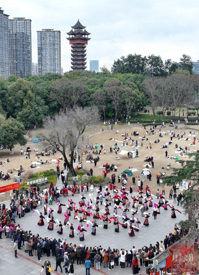 C视频｜成都街头百人同跳弦子舞