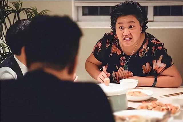 公公照看儿媳不避嫌，故意盯着儿媳哺乳谁不是掀起衣服喂奶？