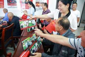 李小群(一张“全家福” 照出向党心)