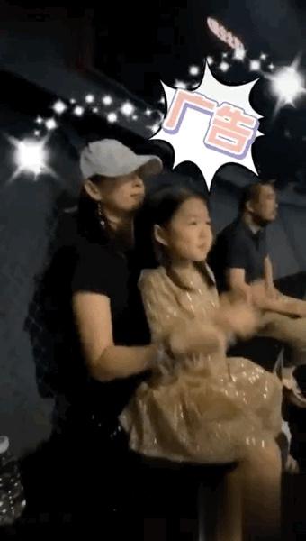 鲍家街43号20年后再聚首，章子怡抱女儿看汪峰彩排，大钻戒抢眼