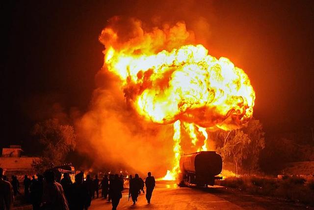 《万里归途》毕竟是电影,讲一件我知道的撤侨真人真事