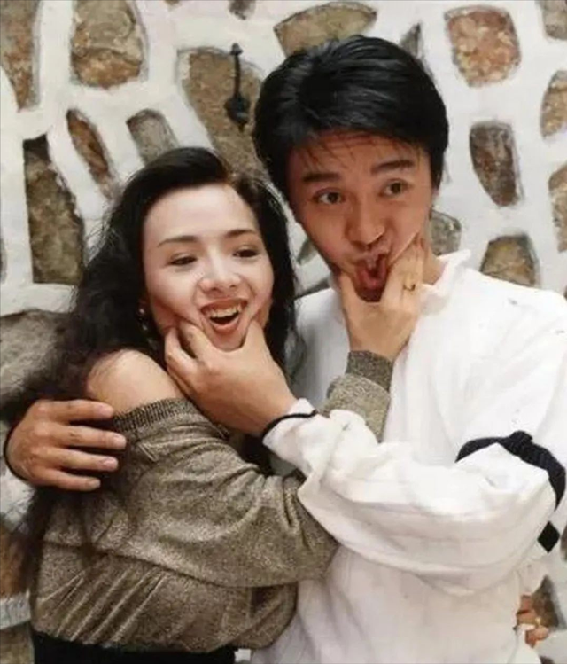 58岁叶子楣请明星朋友吃大餐，穿着青花瓷裙子，整个人瘦到显病态