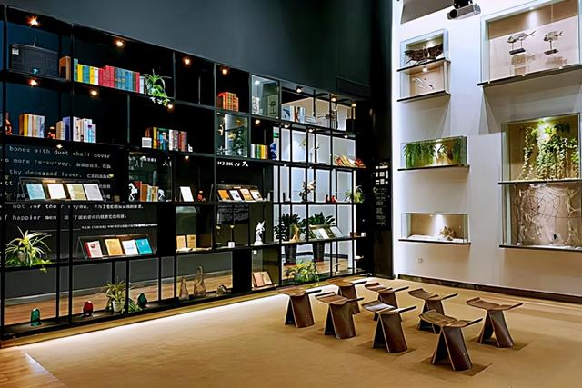 今天是他的生日,曾写下名句“你站在桥上看风景……”卞之琳,从故乡到他乡