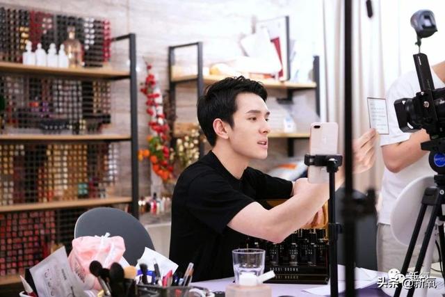 网红10年：凤姐死了李佳琦活了，薇娅直播20分钟卖出814套房