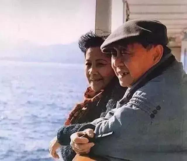 地震中失去双腿，如今婚姻美满：两个人配不配，其实只看一个点