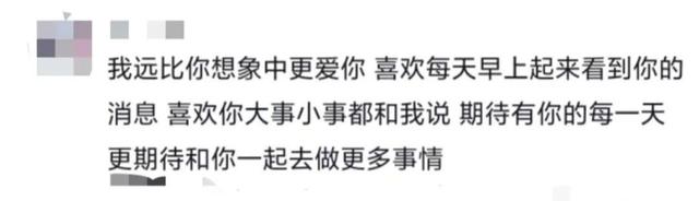 “你说（嚼嚼嚼），学校门口的（嚼嚼嚼）鸡公煲（嚼嚼嚼），咋这么好吃呢”