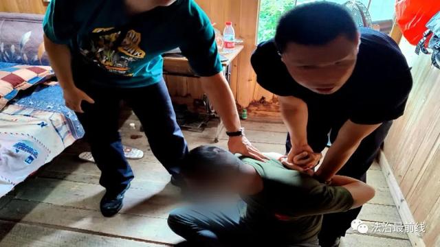 价值100多万！广西一珠宝店被撬盗！现场惊现诡异“雨衣男”……