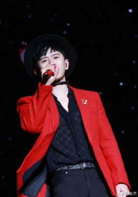 歌曲只要平凡(张杰深情演唱《只要平凡》致敬各行各业的平凡人)