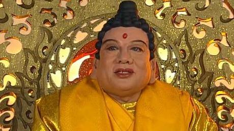 82岁“如来”近况曝光，满头白发身形圆润，精神抖擞烟不离手