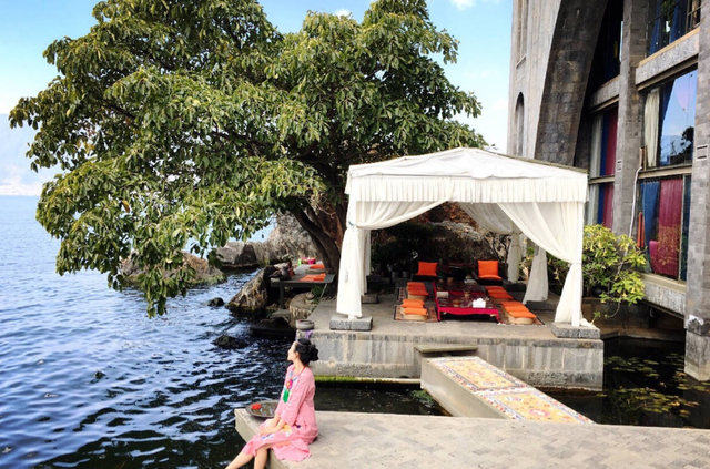 杨丽萍的太阳宫,以前淡季一晚4000元,如今参观要100元买杯咖啡