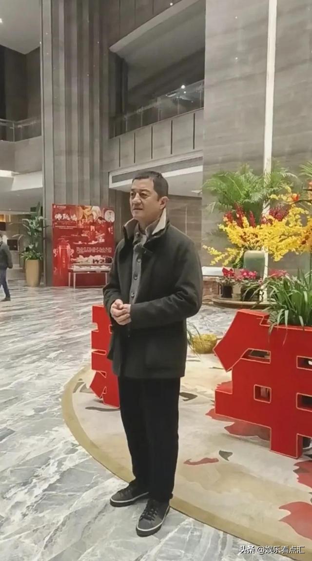 李亚鹏在商丘给河南人拜年,穿衣打扮似农民工,越来越像一个网红