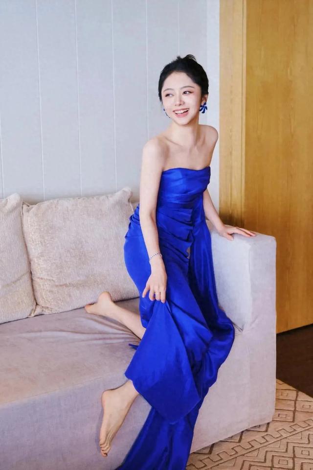 谭松韵丨这套蓝色抹胸裙穿搭好美，美腿小脚丫～