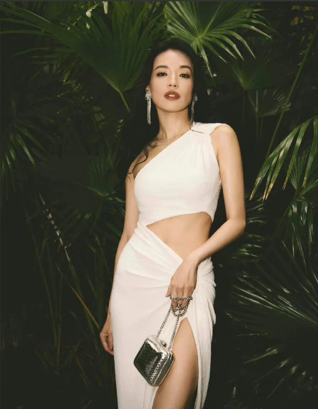 19岁舒淇拍“全裸写真”“三级片”一脱成名，老板亲自上场