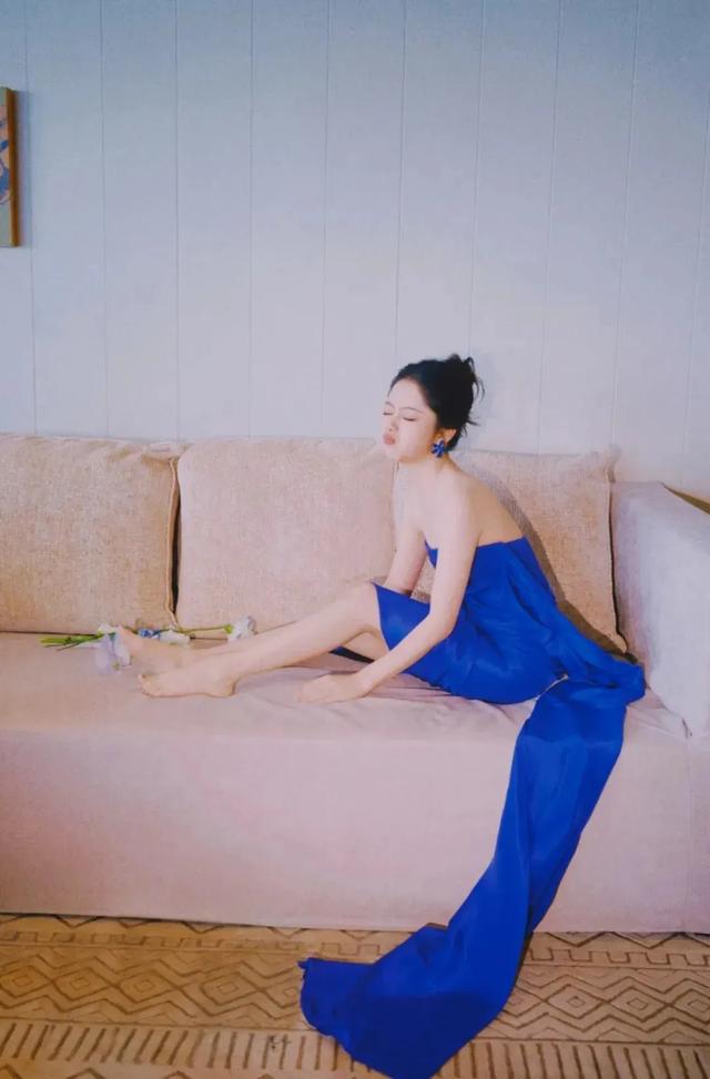谭松韵丨这套蓝色抹胸裙穿搭好美，美腿小脚丫～