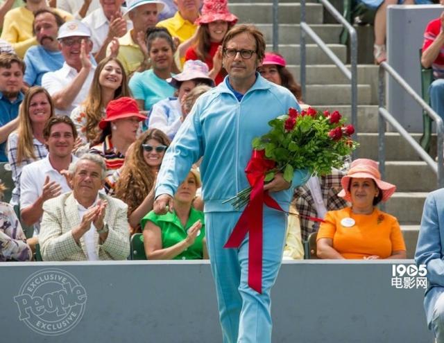 《性别之战》新剧照 艾玛·斯通球场对峙卡瑞尔