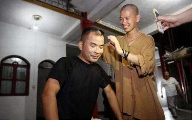 农村一小伙逆袭成富豪，上亿身家却抛妻弃子，跑到终南山剃度为僧