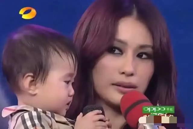 36岁韦雪交往22岁男友，表演系学生高大帅气，仅比其女儿大6岁