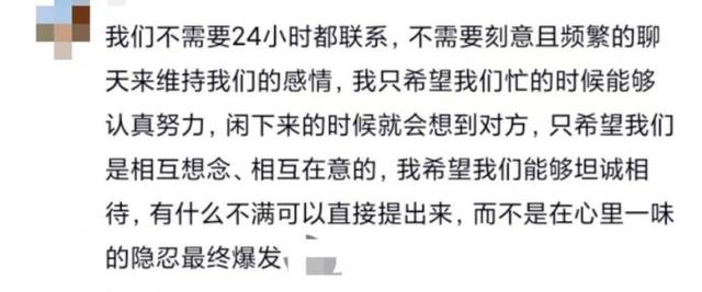 “你说（嚼嚼嚼），学校门口的（嚼嚼嚼）鸡公煲（嚼嚼嚼），咋这么好吃呢”