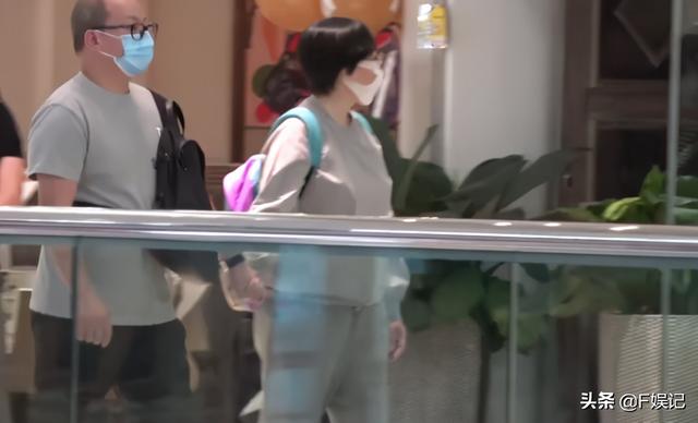 变胖也没所谓！与邓萃雯一吻泯恩仇的商天娥与老公恩爱牵手逛街
