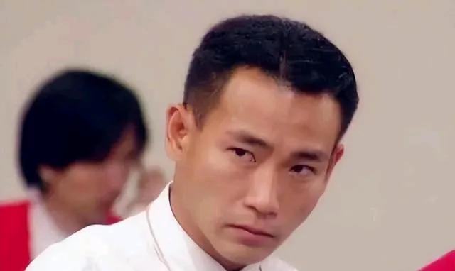 27岁的林保怡饰演香港1992年经典电视剧《大时代》里面的陈滔滔。