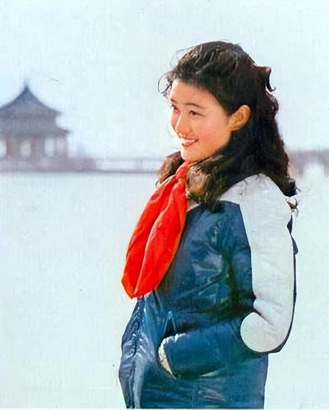 央视春晚主持人李小玢:红极一时的她两婚两离,儿子支持她找老伴