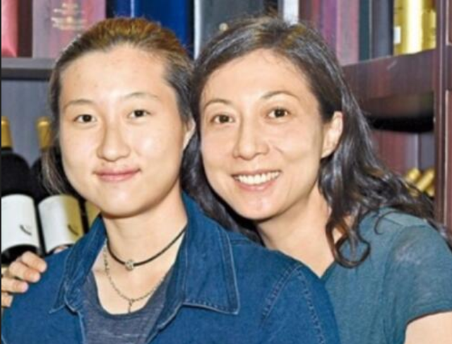 成龙的一双儿女：一个自甘堕落一个放飞自我，终是年少风流惹的祸