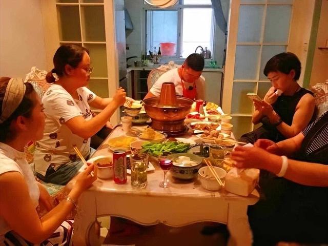 公公照看儿媳不避嫌，故意盯着儿媳哺乳谁不是掀起衣服喂奶？